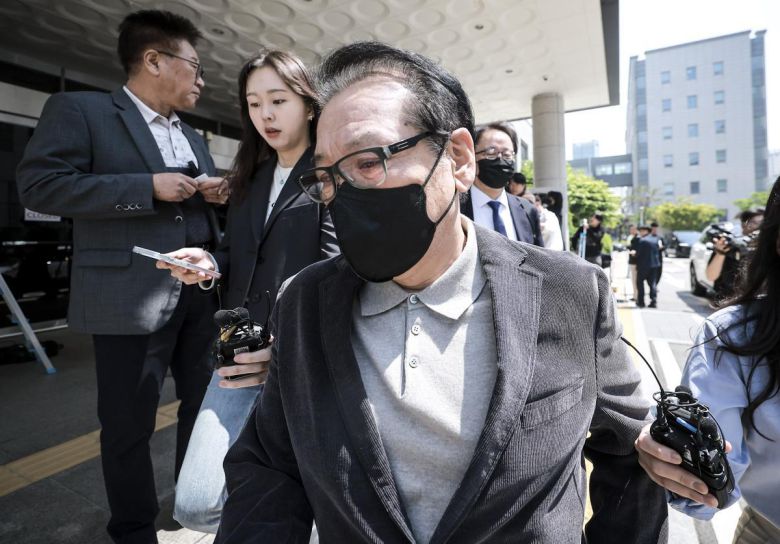 2018년 전국동시지방선거 당시 공천을 대가로 불법 정치자금을 수수한 혐의와 함께 윤석열 전 대통령 부부와의 친분을 과시하며 각종 이권에 개입한 의혹을 받는 무속인 ‘건진법사’ 전성배 씨가 12일 서울 양천구 서울남부지방법원에서 열린 두번째 공판을 마친 뒤 법원을 나서고 있다. 2025.05.12 뉴시스