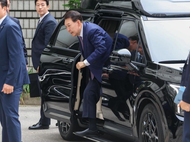 윤석열 전 대통령이 16일 오전 서울 서초구 서울중앙지법에서 열린 내란 우두머리(수괴) 등의 혐의 7차 공판에 출석하기 위해 차량에서 내리고 있다. 사진공동취재단