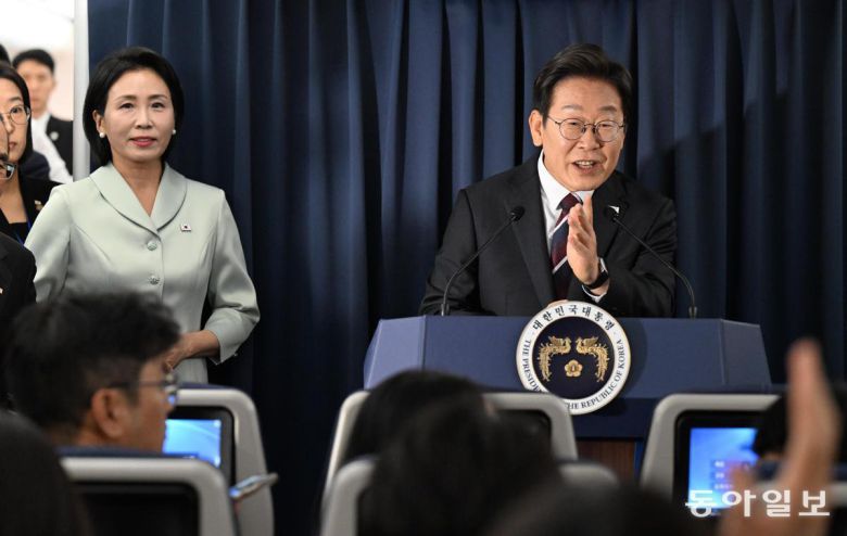 이재명 대통령이 16일 G7 정상회의 참석을 위해 캐나다 캘거리로 향하는 공군 1호기 기내에서 기자회견을 하고 있다. 2025.6.16. 대통령실사진기자단 송은석 기자 silverstone@donga.com