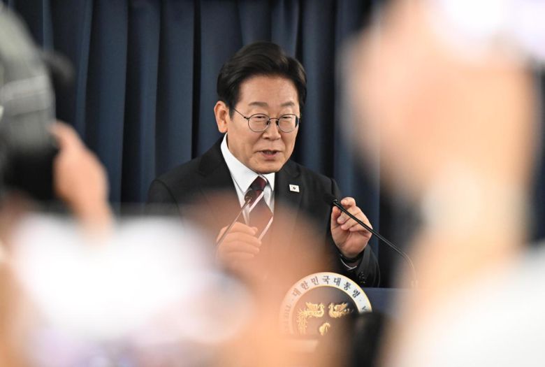 이재명 대통령이 16일 G7 정상회의 참석을 위해 캐나다 캘거리로 향하는 공군 1호기 기내에서 기자회견을 하고 있다. 2025.6.16. 대통령실사진기자단