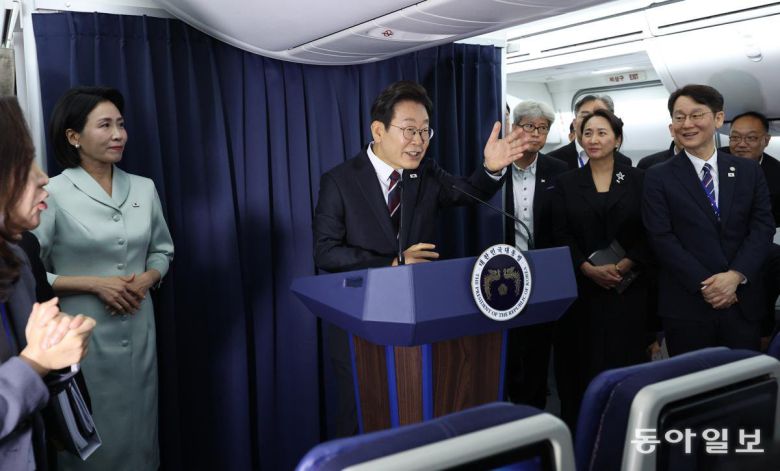 이재명 대통령이 16일 G7 정상회의 참석을 위해 캐나다 캘거리로 향하는 공군 1호기 기내에서 기자회견을 열고 기자들의 질문을 받고 있다. 송은석 기자 silverstone@donga.com