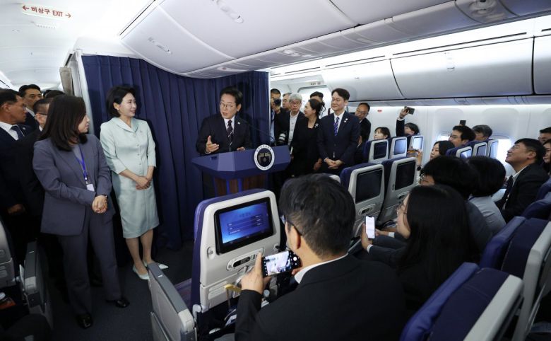 이재명 대통령이 16일(현지 시간)  주요 7개국(G7) 정상회의 참석을 위해 캐나다 앨버타주 캘거리로 향하는 공군 1호기에서 기자간담회를 하고 있다. 2025.06.17. [캘거리=뉴시스]