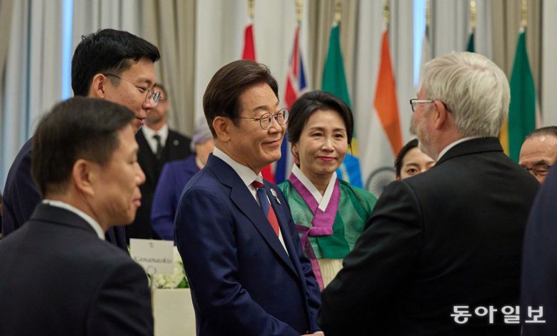 김원집 외교부 서기관이 이 대통령 옆에서 통역 업무를 수행하고 있다. 캘거리=송은석 기자 silverstone@donga.com