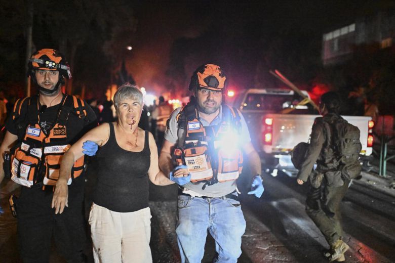 공포 휩싸인 시민들 15일(현지 시간) 이란 수도 테헤란에서 이스라엘의 공습으로 부상당한 시민이 붕대를 감은 채 부축을 받고 있다(위쪽 사진). 13일 이스라엘의 이란 기습 공격 이후 양국은 서로 대규모 공격을 주고받고 있다. 이날 이란의 공습을 받은 이스라엘 북부 도시 하이파에서 구조대가 부상당한 여성을 대피시키고 있다. 이스라엘에서는 16일 오전까지 최소 24명이 숨지고 592명이 다친 것으로 알려졌다. 이란에서는 최소 224명이 사망하고 1400여 명이 다쳤다. 테헤란·하이파=AP 뉴시스