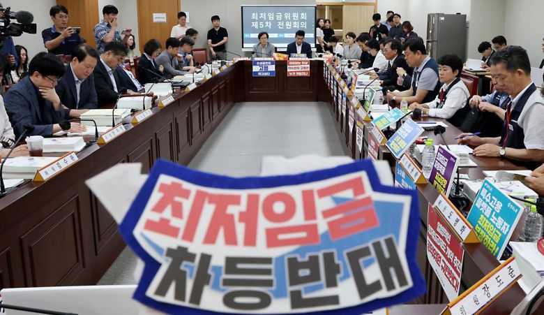 17일 세종시 정부세종청사에서 열린 최저임금위원회 제5차 전원회의에 참석한 근로자위원이 ‘최저임금 차등반대’ 머리띠를 착용하고 모두발언을 듣고 있다 2025.6.17/뉴스1