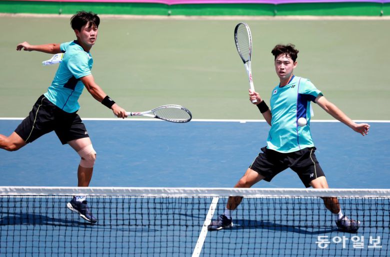 남자대표팀은 박재규(오른쪽)-이현권을 앞세워 17일부터 열리는 인천코리아컵 정상 탈환에 나선다. 2022년과 2023년 2연패를 차지했던 남자대표팀은 지난해 8강에서 탈락했다. 사진은 지난해 대회에서 경기를 치르고 있는 박재규와 이현권. 대한소프트테니스협회 제공