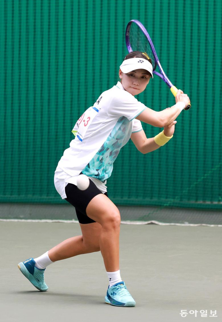 올해를 끝으로 은퇴를 하는 이민선이 17일 열리는 NH농협은행 인천코리아컵 국제소프트테니스대회에서 여자단체전 정상 도전에 나선다. 사진은 지난해 이 대회에 참가해 경기를 치르는 이민선. 대한소프트테니스협회 제공