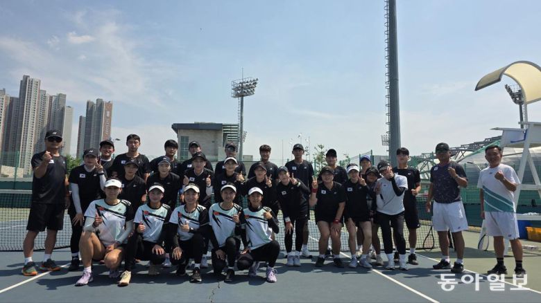 한국 소프트테니스 대표팀이 17일부터 인천 열우물경기장에서 열리는 NH농협은행 인천코리아컵 국제소프트테니스대회에서 정상 도전에 나선다. 지난해 우승했던 여자대표팀은 2연패에 도전하고 남자대표팀은 2년 만에 정상 탈환에 나선다. 사진은 대회를 앞두고 훈련 중인 한국 소프트테니스 대표팀 선수단. 김용국 감독 제공