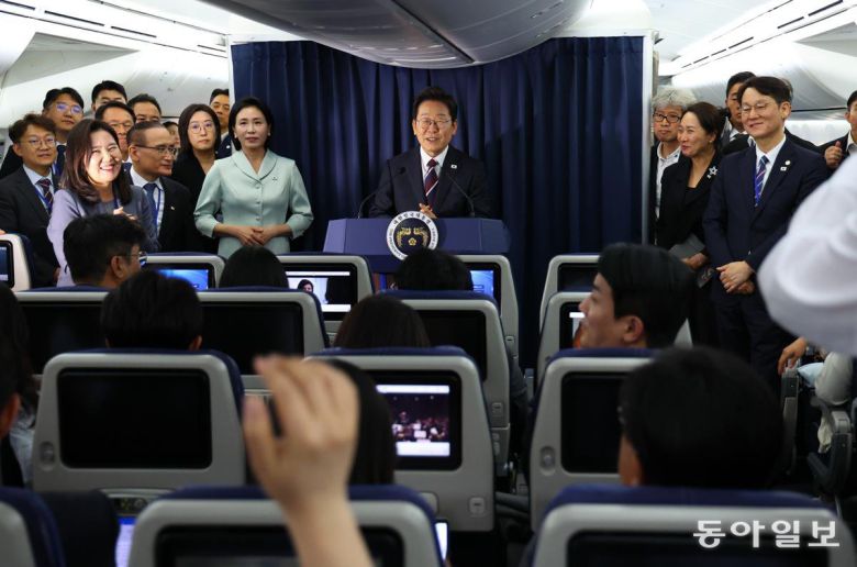 이재명 대통령이 16일 G7 정상회의 참석을 위해 캐나다 캘거리로 향하는 공군 1호기 기내에서 기자회견을 하고 있다. 2025.6.16. 대통령실사진기자단 송은석 기자 silverstone@donga.com
