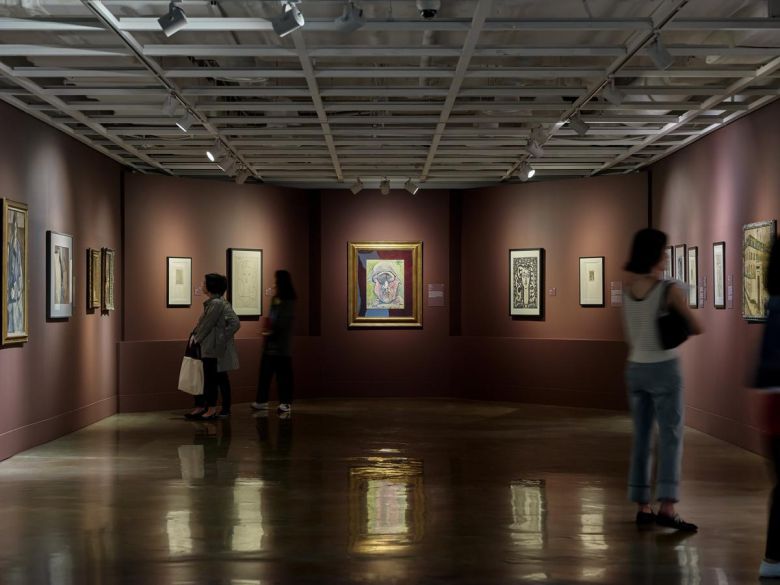 파블로 피카소 ‘어릿광대의 두상Ⅱ’ (가운데) 등으로 구성된 ‘피카소존’.  가우디움어소시에이츠 제공