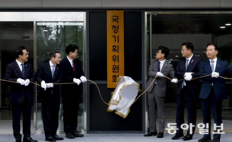 이재명 정부 대통령직인수위원회 역할을 할 국정기획위원회 출범식이 열린 16일 서울 종로구 정부서울청사 창성동 별관에서 이한주 위원장과 김용범 대통령실 정책실장, 진성준 더불어민주당 정책위의장 등 참석자들이 현판식을 하고 있다. 양회성 기자 yohan@donga.com