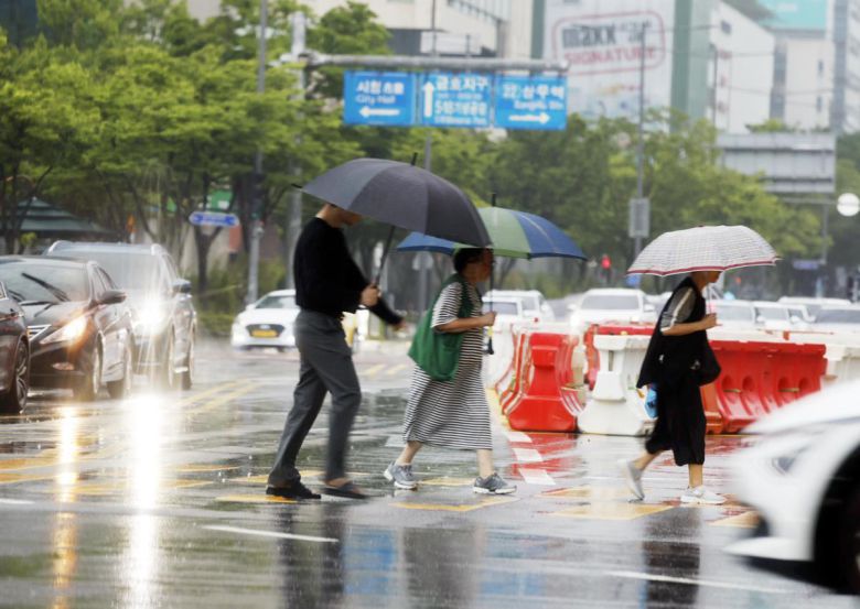 16일 오전 광주 서구 상무지구에서 우산을 쓴 시민들이 출근길 발걸음을 재촉하고 있다. 2025.6.16/뉴스1