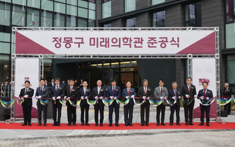 16일 고려대 메디사이언스파크 정몽구 미래의학관 준공식에서 테이프 커팅식을 진행하고 있다. 왼쪽 네 번째부터 편성범 고려대 의과대학장, 윤을식 고려대 의무부총장, 정의선 현대자동차그룹 회장, 김재호 고려중앙학원 이사장, 김동원 고려대 총장. 고려대의료원 제공고려대 ‘정몽구 미래의학관’ 개관