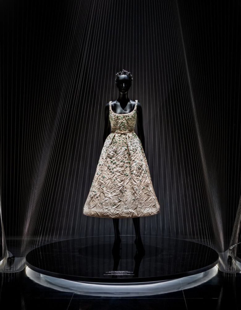 마리아 그라치아 치우리가 디자인한  진주 자수 장식의 러플 실크 새틴 드레스. 글로벌 앰버서더 지수가 2023년 도쿄 전시회 개막식에서 입었다. © KYUNGSUB SHIN