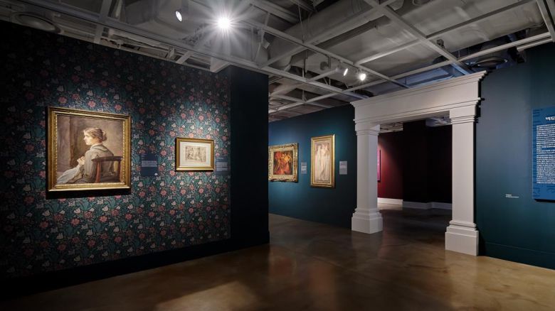 존 에버렛 밀레이의 ‘한 땀! 한땀!’(왼쪽) 등이 있는 ‘영국존’.  밀레이는 라파엘전파의 창립 멤버였지만 점점 거리를 두기 시작했다. 일상 속 장면을 우아하게 그린 초상화는 대중에게 인기를 끌었지만 다른 작가들로부터 상업적인 그림 양식에 무릎을 꿇었다는 비판을 받았다. 가우디움어소시에이츠 제공