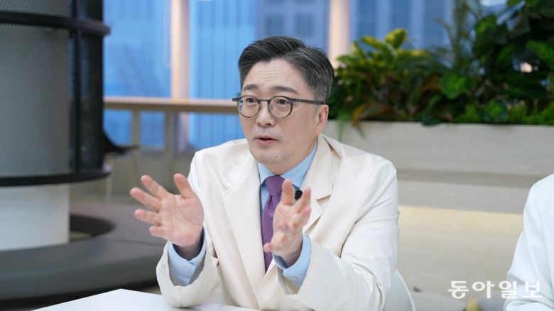 이세훈 삼성서울병원 혈액종양내과 교수가 비흡연 폐암의 특징과 치료 방법에 관해 설명하고 있다. 이진한 의학전문기자·의사 likeday@donga.com
