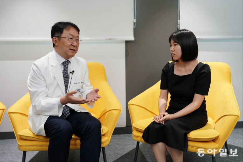 문진수 서울대병원 소아청소년과 교수와 초희귀질환 단장증후군을 앓는 김승은 양의 어머니 박현지 씨가 단장증후군의 치료에 대해 의견을 나누고 있다. 이진한 기자 likeday@donga.com