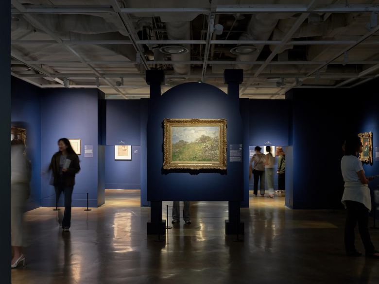 클로드 모네의 ‘봄’(가운데)를 돋보이게 배치한 ‘모네존’.    가우디움어소시에이츠 제공