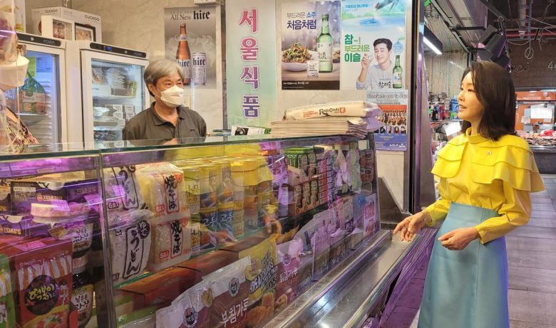 윤석열 전 대통령 부인 김건희 여사가 2022년 6월 30일 오전(현지 시간) 스페인 마드리드 마라비야스 시장 내 한국 식료품점을 찾아 사장 진영인 씨와 대화하고 있다. (대통령실 제공) 뉴스1