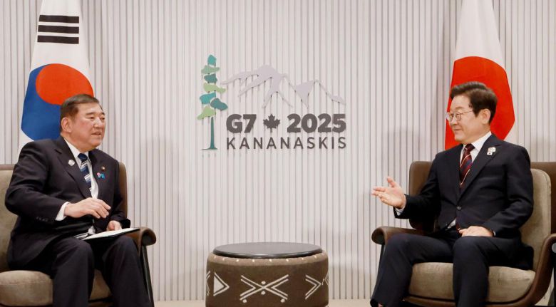 이재명 대통령이 17일(현지 시간) 캐나다 앨버타주 캐내내스키스 주요 7개국(G7) 정상회의장에서 이시바 시게루 일본 총리와 한일 정상회담을 하고 있다. 2025.06.18. [카나나스키스(캐나다)=뉴시스]