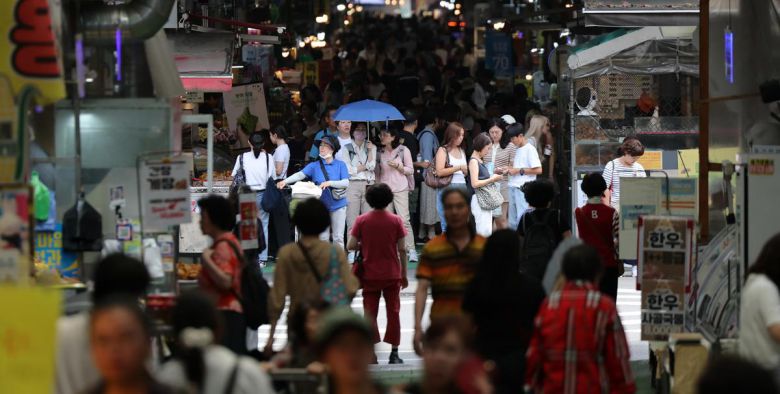 정부가 소비 진작 등 내수 활성화를 위해 20조 원 규모의 2차 추가경정예산안을 국무회의에서 의결한 가운데 19일 오후 서울 마포구 망원시장이 장을 보는 시민들로 붐비고 있다. 새 정부 출범 후 마련된 첫 추가경정예산안에는 전 국민에게 15만~50만원을 지급하는 민생회복지원금, 1억 원 이하 빚을 갚지 못하고 있는 저소득 자영업자에 대한 최대 90% 채무 탕감 방안 등이 담겼다. 2025.6.19/뉴스1