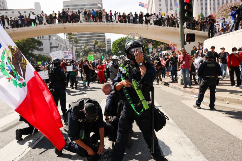 2025년 6월 14일, 트럼프 대통령의 이민 단속 정책과 군사 퍼레이드에 반대하는 시위가 미국 전역에서 동시다발적으로 벌어졌다. 로스앤젤레스 다운타운 연방 건물 앞에서는 시위대가 경찰과 대치했으며, 같은 날 워싱턴 D.C.에서는 트럼프 생일과 맞물린 육군 창설 250주년 군사 행사에 대한 항의 시위도 이어졌다. (사진=게티이미지코리아)