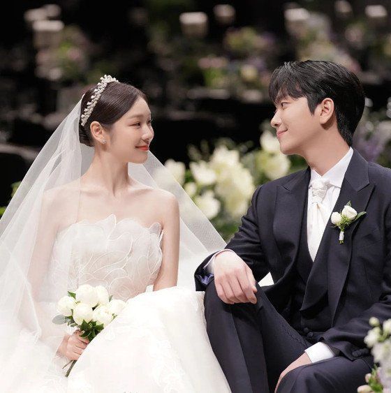 그룹 포레스텔라의 멤버 고우림(29)이 전 피겨스케이팅 선수인 아내 김연아(34)와의 첫 만남부터 결혼에 이르기까지의 러브스토리를 공개해 눈길을 끌었다. 사진=김연아 인스타그램