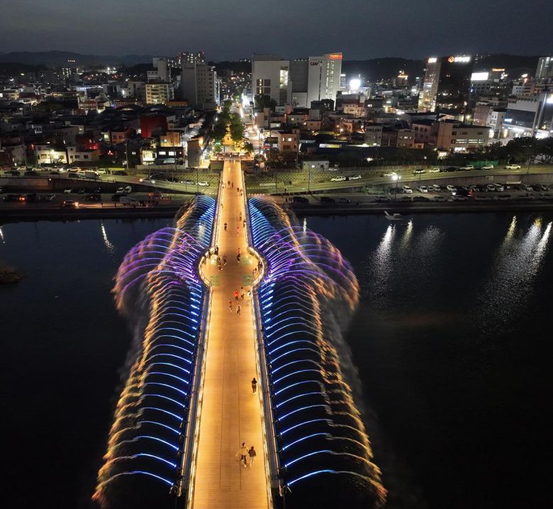 강릉 월화교 야경. 인접한 월화거리에서 매주 금·토요일 야시장이 열린다.