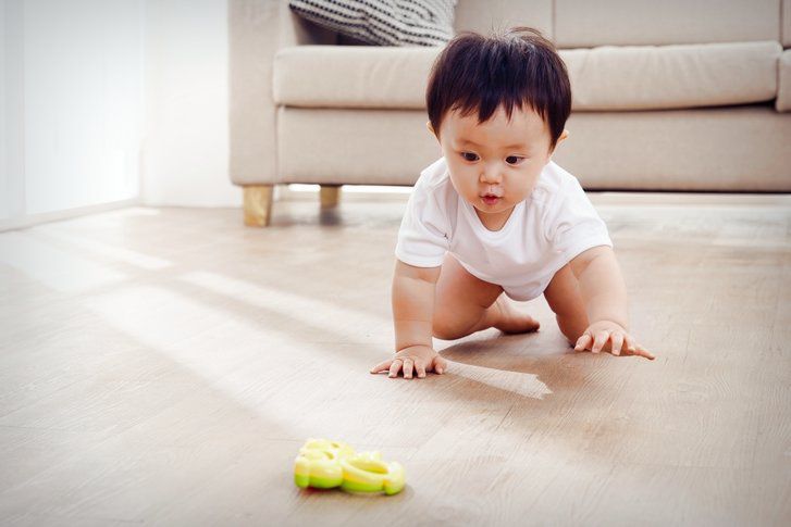 1~3세 아동은 무엇이든 입에 넣는 습성 때문에 이물질 삼킴이나 흡인 사고가 자주 발생한다. 특히 자석, 리튬 건전지, 워터비즈처럼 위험성이 높은 이물질은 장기 손상이나 질식을 유발해 응급 처치가 필요하다. 출처-게티이미지뱅크