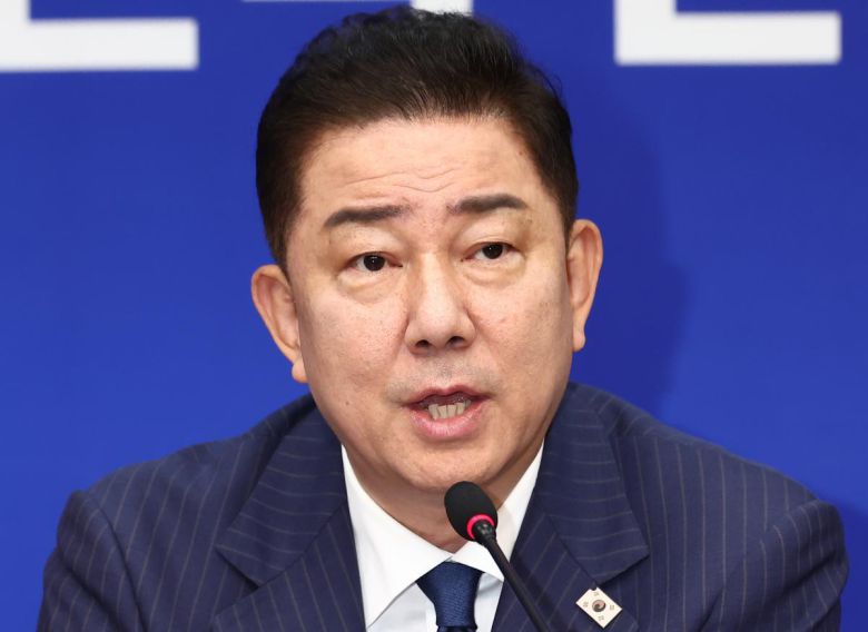 김병기 더불어민주당 대표 직무대행 겸 원내대표가 20일 오전 서울 여의도 국회에서 열린 최고위원회의에서 모두 발언을 하고 있다. 2025.6.20/뉴스1