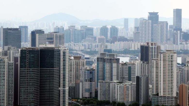 서울 아파트값이 꾸준히 오르면서 6월 셋째 주 매매가격 상승률이 주간 기준으로는 6년 9개월 만에 최대 상승폭을 기록했다.  한국부동산원의 전국 주간 아파트가격 동향 조사 결과에 따르면 서울은 20주 연속 상승세를 이어가고 있으며, 6월16일 0.36%로 상승폭이 점차 커지고 있다. 사진은 19일 서울 남산에서 바라본 서울 용산, 마포구 일 아파트의 모습. 2025.06.19. [서울=뉴시스]