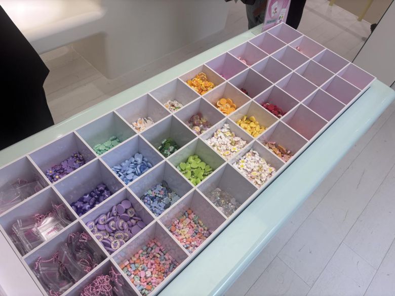 어뮤즈 성수동 플래그십스토어 키링 DIY존. 황소영 기자 fangso@donga.com