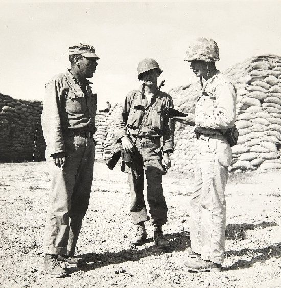 미국 UP통신(현 UPI) 종군기자였던 잭 제임스(오른쪽)가 6·25전쟁 당시 미군 2명을 인터뷰하는 모습. 1950년 늦여름 부산 전선에서 찍은 사진으로 추정된다. 대한민국역사박물관 제공