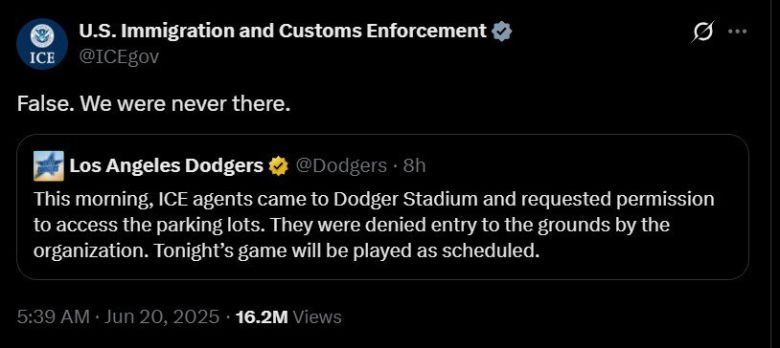 “경기장에 ICE 요원들이 나타났다”는 LA다저스의 트윗에 “거짓”이라고 밝힌 ICE 게시물. 출처:X