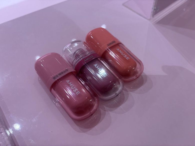 어뮤즈 매장에서는 이름을 새기는 각인서비스를 무료로 제공해주고 있다. 황소영 기자 fangso@donga.com