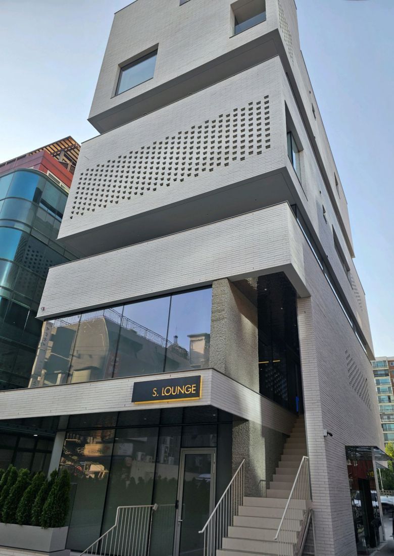 강남구 압구정동에 위치한 삼성물산 홍보관 에스라운지.