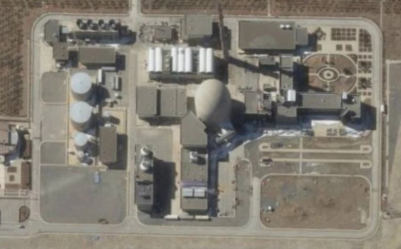 폭격 당하는 이란 핵시설 위성 사진으로 촬영한 타격 전 설비 모습. 이스라엘은 해당 설비에서 이란이 플루토늄을 생산하는 것으로 의심해 왔다. 타격 당시 설비는 비워져 있어서 방사성 물질이 누출되진 않은 것으로 전해졌다. 사진 출처 IDF 텔레그램