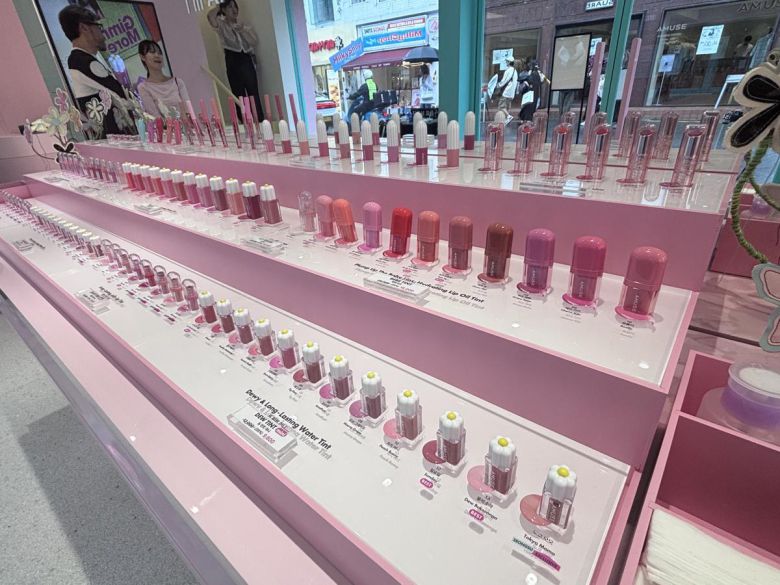 어뮤즈 성수동 플래그십스토어 1층 립틴트존. 황소영 기자 fangso@donga.com