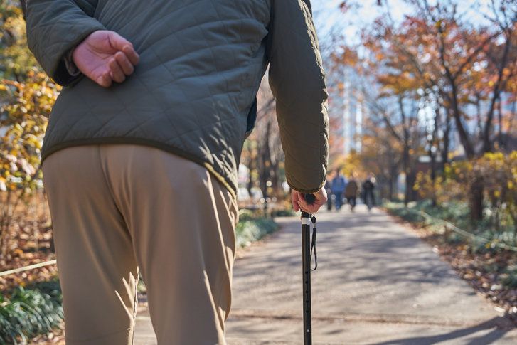 노르웨이 연구진이 하루 100분 이상 걷는 사람은 만성 요통 위험이 23% 낮다고 발표했다. 걷기는 단순하지만 효과적인 예방법으로 주목받는다. (사진=게티이미지뱅크)