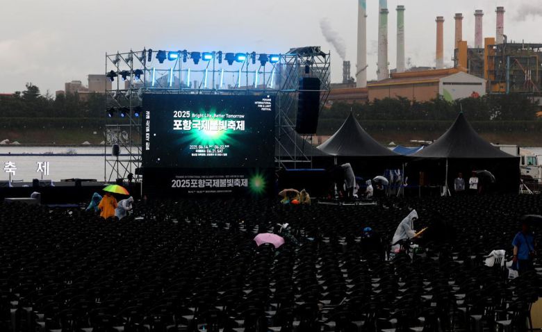 21일 오후 경북 남구 포항시 형산강 체육공원에서 열릴 예정이었던 ‘2025 포항국제불빛축제’가 장맛비에 취소되자 관람객들이 철수하고 있다.   포항시는 이날 호우주의보가 발령됨에 따라 국제불꽃쇼, 드론라이트쇼 등 주요 행사를 모두 취소했다. 2025.06.21.[포항=뉴시스]