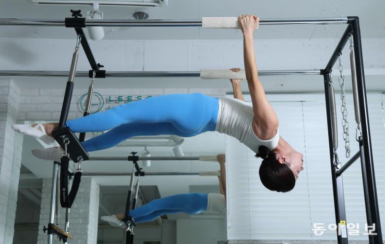 서경희 한국외대 교수가 서울 강남구 삼성동 이솝필라테스에서 스프레드 이글이란 동작을 하고 있다. 척추의 유연성과 분절 움직임을 향상시키고, 어깨 주변 근육을 안정적으로 강화해 주는 전신 운동으로 고도의 전신 근력이 필요하다. 신원건 기자 laputa@donga.com