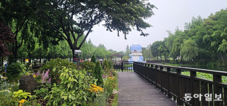 진주의 관광 캐릭터 ‘하모’가 배치된 초전공원.