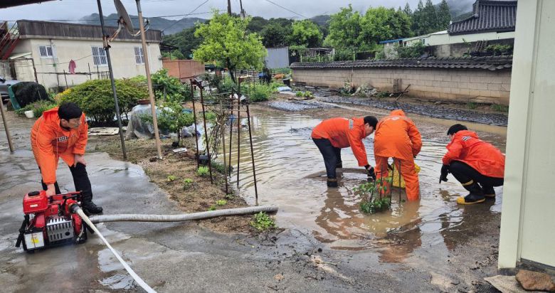 21일 오전 9시쯤 전남 담양군 창평면 한 마을에서 하천이 범람해 소방당국이 안전조치를 하고 있다. 2025.6.21/전남소방 제공