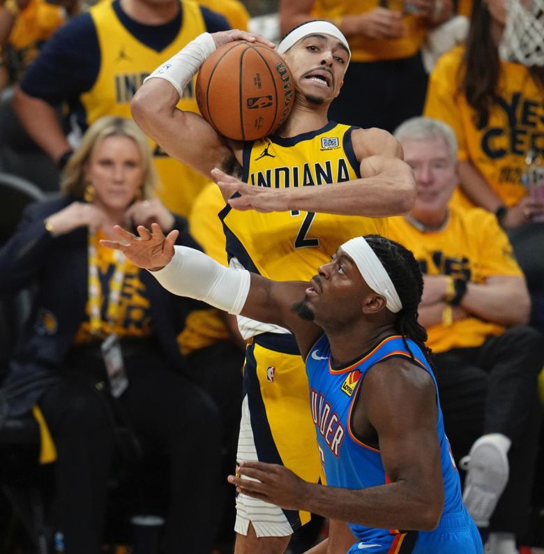 인디애나의 가드 앤드루 넴하드(위)가 20일 안방에서 열린 미국프로농구(NBA) 파이널 6차전 후반전에 오클라호마시티의 가드 루겐츠 도트를 제치고 리바운드를 잡아내고 있다. 인디애나폴리스=AP 뉴시스