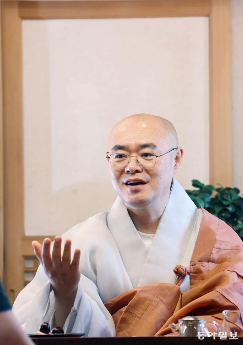 묘장 스님은 “형식과 틀에 얽매이지 않고 부처님의 근본 가르침을 시대에 맞게 실천하다 보면 지금보다 나은 세상을 이룰 수 있을 것”이라며 “소외된 이웃의 아픔을 보듬고 그들과 같이 정진해 나눔의 꽃을 피워내겠다”라고 말했다. 장승윤 기자 tomato99@donga.com