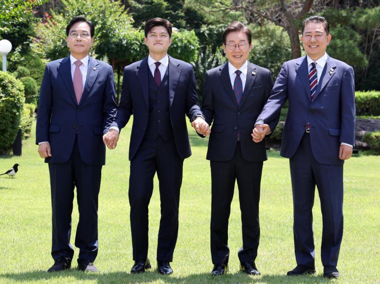 이재명 대통령이 22일 한남동 관저에서 여야 지도부와 오찬에 앞서 기념촬영하고 있다. 왼쪽부터 국민의힘 송언석 원내대표, 김용태 비상대책위원장, 이 대통령, 김병기 더불어민주당 당대표 직무대행 겸 원내대표. (대통령실통신사진기자단) 뉴시스