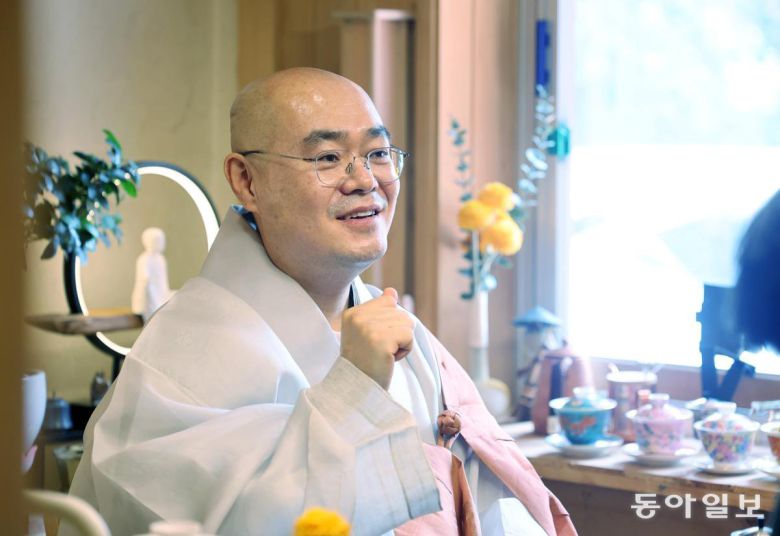 묘장 스님은 “형식과 틀에 얽매이지 않고 부처님의 근본 가르침을 시대에 맞게 실천하다 보면 지금보다 나은 세상을 이룰 수 있을 것”이라며 “소외된 이웃의 아픔을 보듬고 그들과 같이 정진해 나눔의 꽃을 피워내겠다”라고 말했다. 장승윤 기자 tomato99@donga.com