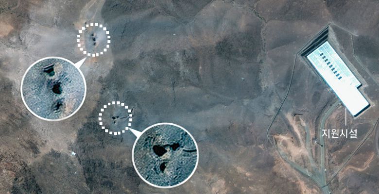 2일(현지 시간) 이란 포르도 핵시설을 위성으로 촬영한 모습. 하루 전 미국의 공습으로 거대한 구멍 6개가 생겼음을 확인할 수 있다. 포르도=AP 뉴시스
