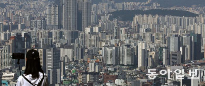 새 정부 들어 부동산 시장 거래가 살아나면서 가계대출도 급증세를 보이고 있다. 이달 들어 19일까지 5대 은행에서만 4조 원 가까이 대출이 불어나는 등 지난해 8월 이후 가장 빠른 증가 속도를 나타냈다. 이훈구 기자 ufo@donga.com