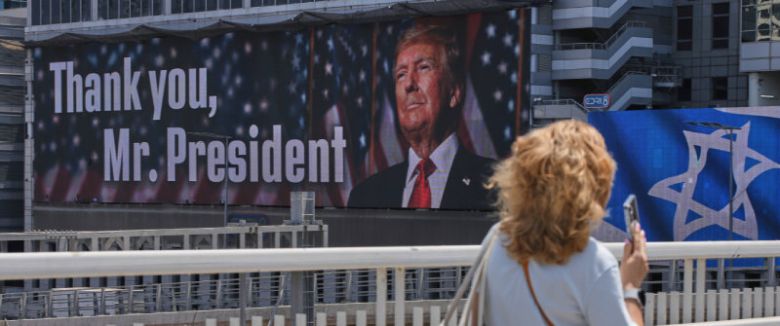 이스라엘선 “생큐 트럼프” 22일(현지 시간) 이스라엘 라마트간의 대형 전광판에 하루 전 이란을 공습한 도널드 트럼프 미국 대통령의 사진과 “트럼프 대통령께 감사한다”는 영어 문구가 등장했다. 라마트간=AP 뉴시스